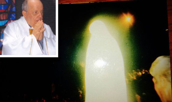 Diante de padre Gobbi Maria apareceu em foto milagrosa